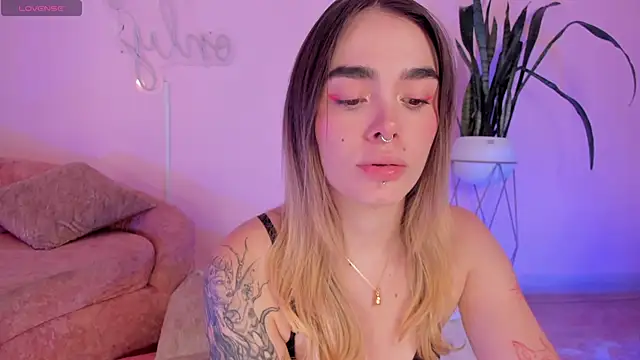 Lucy Vega online show from November 1, 2025, 4:36 am