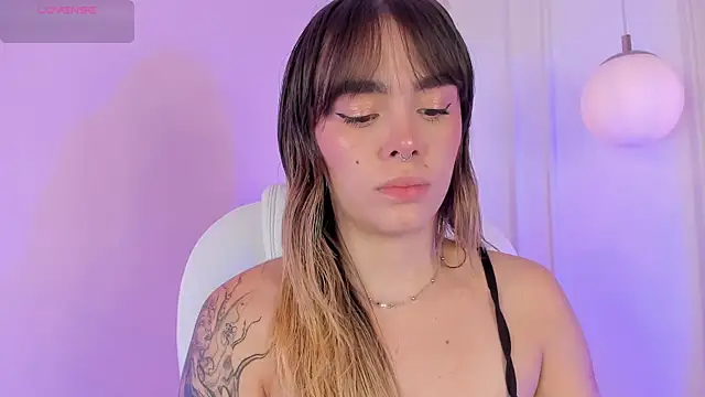 Lucy Vega online show from November 17, 2025, 3:45 am