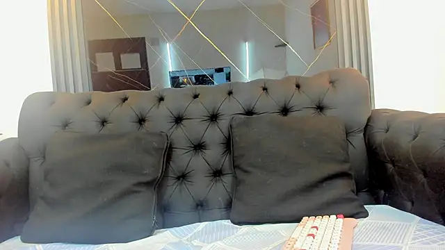 EvaaLovia1 online show from September 29, 2025, 1:27 pm