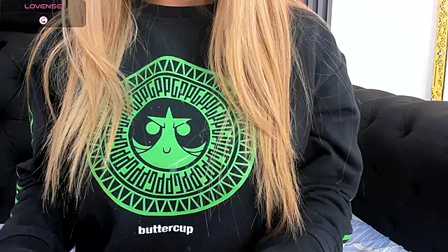 EvaaLovia1 online show from October 7, 2025, 2:03 pm