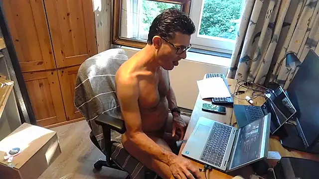 Snapshot of RolfS chatting on July 1, 2026, 7:21 am RolfS online show from July 1, 2026, 7:21 am