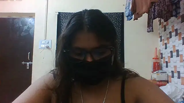 Hotmilfxox online show from June 17, 2026, 8:06 am