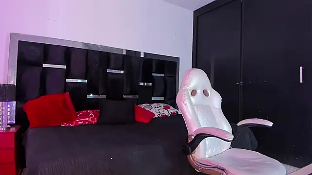 Tasha Sant online show from November 15, 2025, 8:16 pm