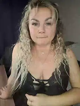 candy queeen online show from November 6, 2025, 11:00 am