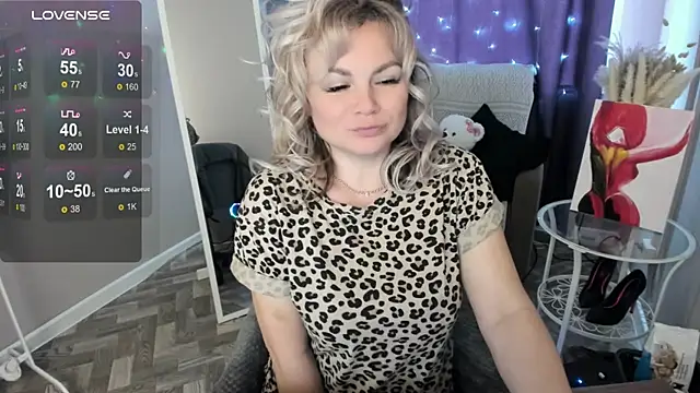Snapshot of candy_queeen chatting on May 9, 2026, 3:45 am candy queeen online show from May 9, 2026, 3:45 am