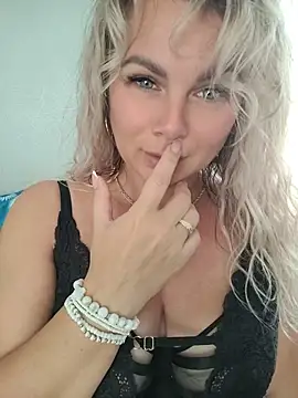 Snapshot of candy_queeen chatting on June 25, 2026, 4:45 am candy queeen online show from June 25, 2026, 4:45 am
