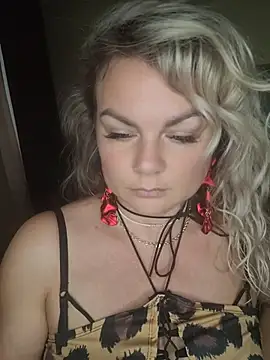 Snapshot of candy_queeen chatting on July 10, 2026, 4:17 am candy queeen online show from July 10, 2026, 4:17 am