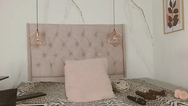 zamira 44 online show from October 12, 2025, 1:10 pm