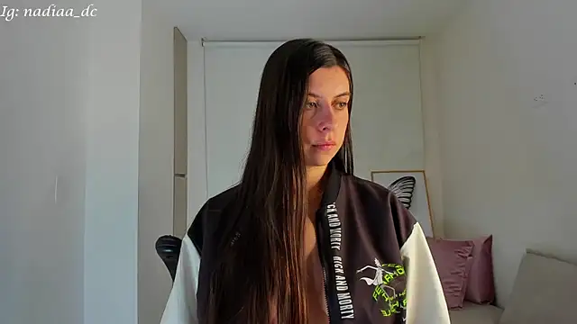 Nadiaa  online show from January 22, 2025, 4:02 am