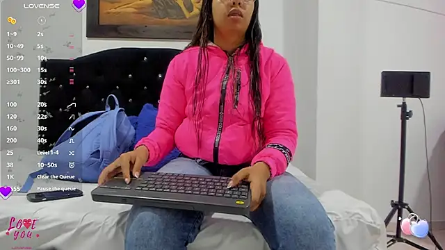 Vahiolet smith online show from December 4, 2025, 3:27 am