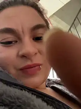 MiaLujan  online show from December 21, 2024, 1:10 pm