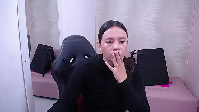 lauraguzman online show from February 10, 2025, 3:03 am