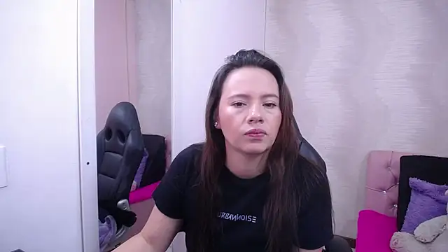 lauraguzman online show from March 17, 2025, 2:52 am