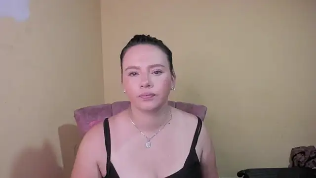 Snapshot of lauraguzman chatting on June 3, 2026, 2:58 am lauraguzman online show from June 3, 2026, 2:58 am