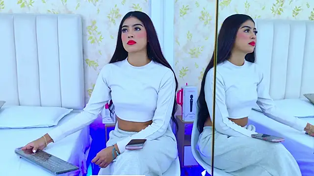 Mia-Monroe online show from October 3, 2025, 7:44 pm