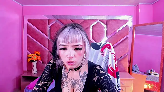 Samantha Smiith online show from April 19, 2026, 4:01 am