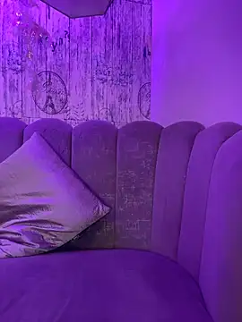 AbyThompson online show from November 18, 2025, 2:54 pm