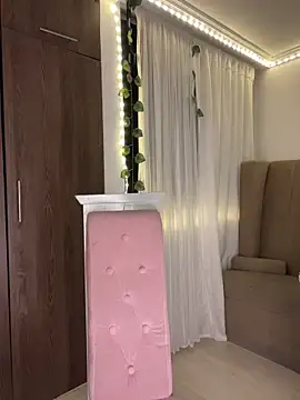 lina pink online show from February 3, 2026, 6:22 am