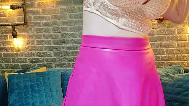 LisaCaprice online show from January 17, 2026, 5:23 am