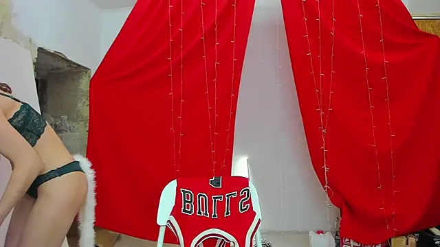 Snapshot of YourSuperModel chatting on December 24, 2024, 12:33 pm YourSuperModel online show from December 24, 2024, 12:33 pm