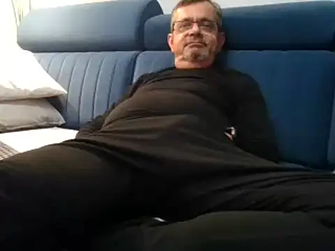 axecoman60 online show from January 31, 2025, 7:18 pm