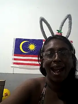 Snapshot of mamakarma1403 chatting on September 19, 2025, 12:02 am mamakarma1403 online show from September 19, 2025, 12:02 am