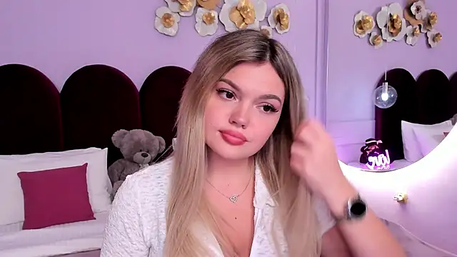 ZaraBloom online show from October 6, 2025, 3:31 pm