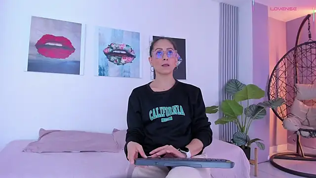 Angela donnato online show from October 11, 2025, 3:17 am