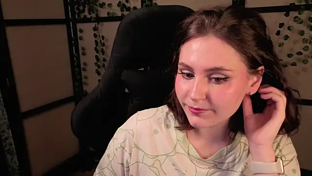 Snapshot of Diana_Flower chatting on April 8, 2026, 2:39 pm Diana Flower online show from April 8, 2026, 2:39 pm