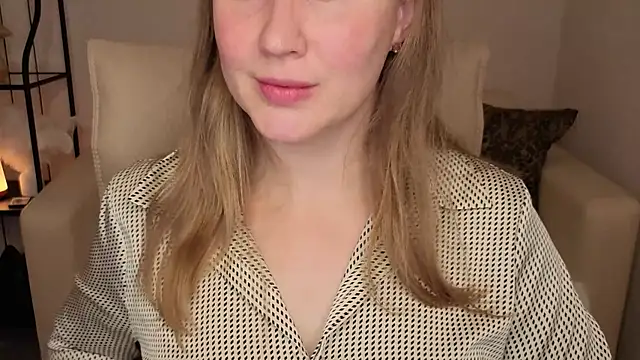 Snapshot of Helens_love chatting on October 19, 2025, 12:44 am Helens love online show from October 19, 2025, 12:44 am