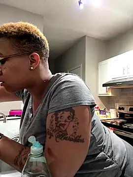 Snapshot of SexyHoneyRedd chatting on December 1, 2024, 10:21 pm SexyHoneyRedd online show from December 1, 2024, 10:21 pm