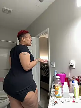 Snapshot of SexyHoneyRedd chatting on December 22, 2024, 12:28 am SexyHoneyRedd online show from December 22, 2024, 12:28 am