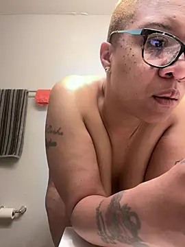 Snapshot of SexyHoneyRedd chatting on March 25, 2026, 10:21 am SexyHoneyRedd online show from March 25, 2026, 10:21 am