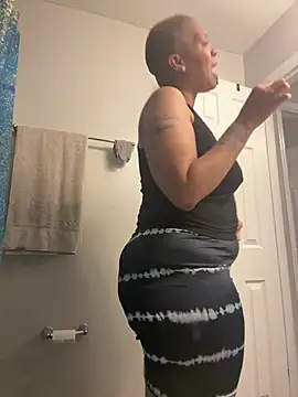 Snapshot of SexyHoneyRedd chatting on June 17, 2026, 9:23 am SexyHoneyRedd online show from June 17, 2026, 9:23 am