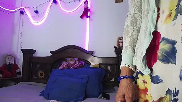 Snapshot of DominaLeona chatting on December 19, 2024, 6:34 pm DominaLeona online show from December 19, 2024, 6:34 pm