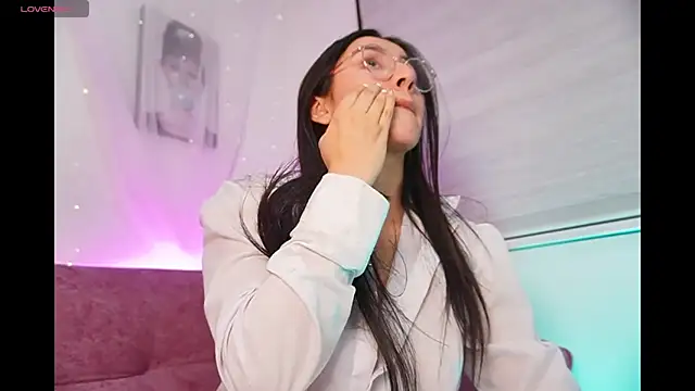 leila petitee  online show from September 29, 2025, 12:32 pm