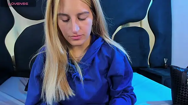 GiaRoussel online show from February 15, 2026, 4:25 pm