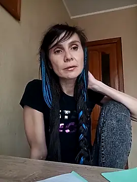 Francenia lolis online show from November 3, 2025, 9:21 am