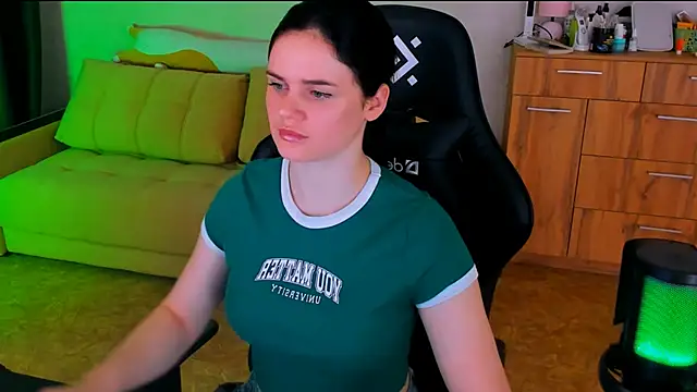 Lora Cain online show from March 3, 2025, 3:09 pm