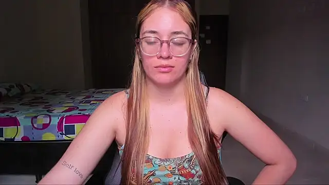 Snapshot of atenas_05_ chatting on March 4, 2025, 7:01 pm atenas 05 online show from March 4, 2025, 7:01 pm