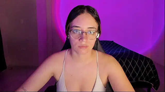 Snapshot of atenas_05_ chatting on October 19, 2025, 9:21 am atenas 05 online show from October 19, 2025, 9:21 am