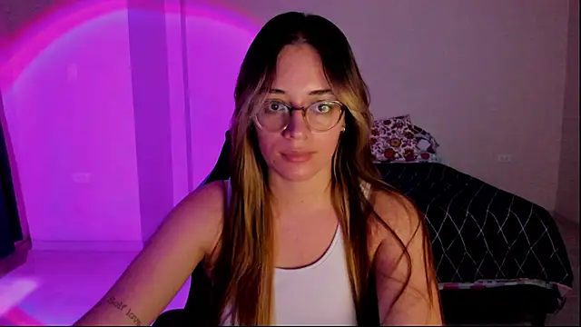 Snapshot of atenas_05_ chatting on November 8, 2025, 9:35 pm atenas 05 online show from November 8, 2025, 9:35 pm