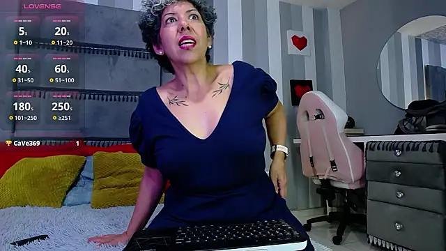 Julianewell online show from March 10, 2026, 12:32 pm