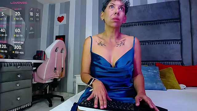 Snapshot of Julianewell chatting on July 31, 2026, 12:15 pm Julianewell online show from July 31, 2026, 12:15 pm