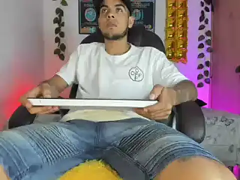 Snapshot of mikee_scooth chatting on February 1, 2025, 12:40 am mikee scooth online show from February 1, 2025, 12:40 am