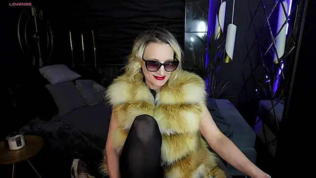 Queen Anna  online show from December 14, 2024, 4:42 pm