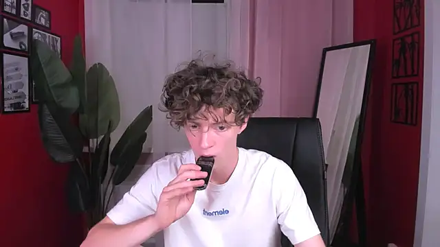 Snapshot of LukeSweet chatting on July 29, 2026, 2:59 pm LukeSweet online show from July 29, 2026, 2:59 pm