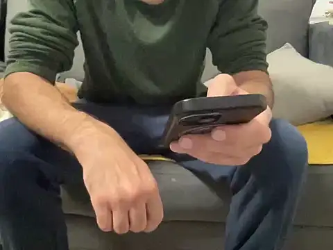 4small4inchlol online show from December 3, 2025, 4:16 pm