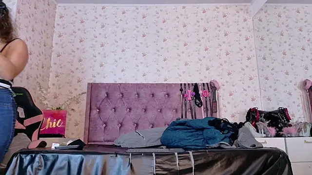 AvrillThomas online show from November 17, 2025, 3:51 pm