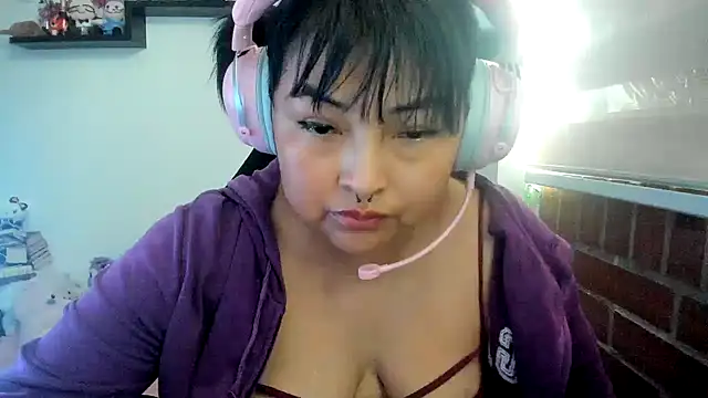 Shaddycute  online show from March 18, 2026, 6:33 pm